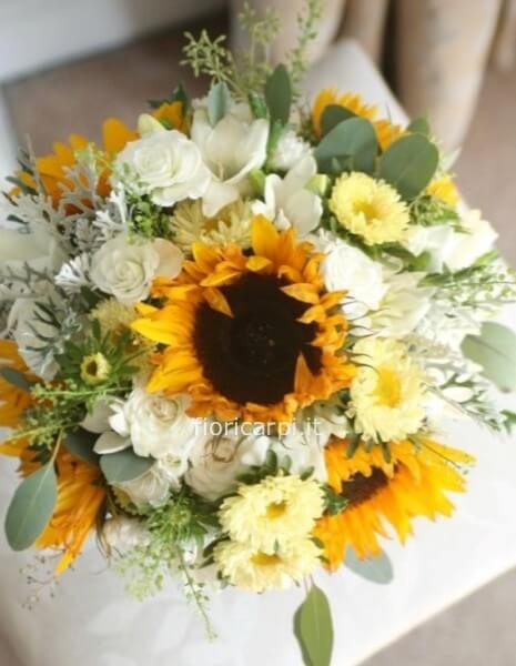 Bouquet di fiori assortiti con girasoli