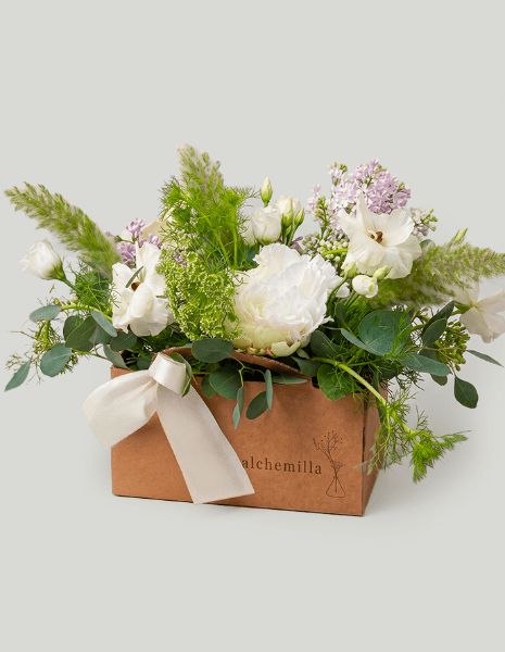 LUNA FLOWER BAG Peonie bianche, ranuncoli Butterfly, lisianthus bianco e verdi naturali