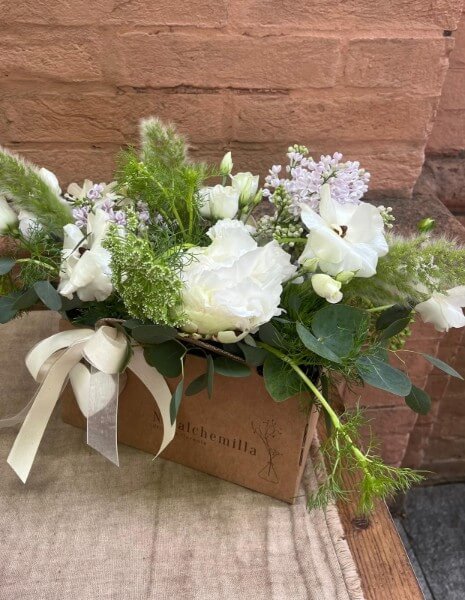 	 LUNA FLOWER BAG Peonie bianche, ranuncoli Butterfly, lisianthus bianco e verdi naturali