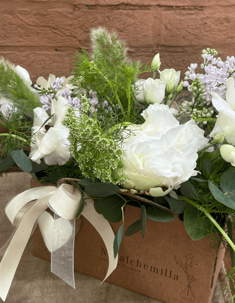 	 LUNA FLOWER BAG Peonie bianche, ranuncoli Butterfly, lisianthus bianco e verdi naturali