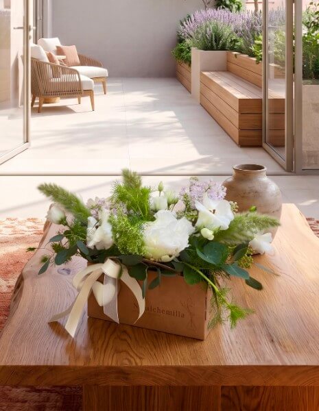 	 LUNA FLOWER BAG Peonie bianche, ranuncoli Butterfly, lisianthus bianco e verdi naturali