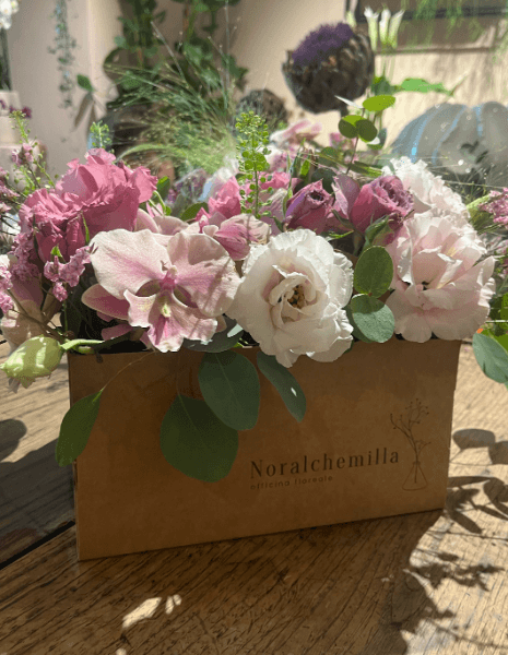 BLUSH FLOWER BAG Rosa-fucsia con lisianthus, limonium e orchidea