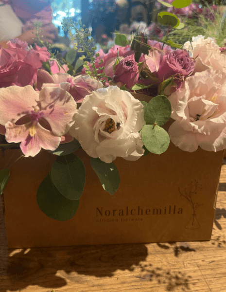 BLUSH FLOWER BAG Rosa-fucsia con lisianthus, limonium e orchidea
