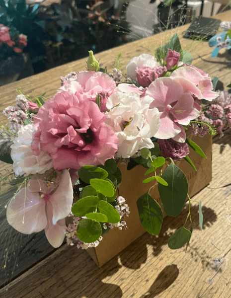 BLUSH FLOWER BAG Rosa-fucsia con lisianthus, limonium e orchidea