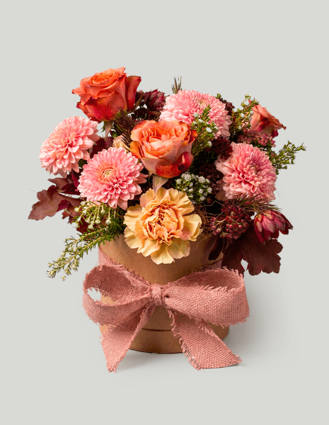 OCRA FLOWER BOX Dalie rosa, rose arancio, foglie di quercia stabilizzate e wax flower