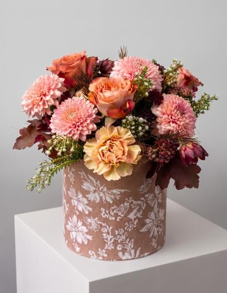 OCRA FLOWER BOX M -  Dalie rosa, rose arancio, foglie di quercia stabilizzate e wax flower