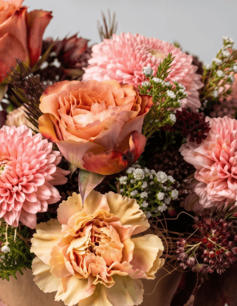 OCRA FLOWER BOX M -  Dalie rosa, rose arancio, foglie di quercia stabilizzate e wax flower