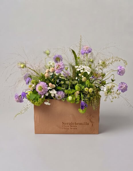 AMETISTA FLOWER BOX Viburno, scabiosa lilla, clematis e verdi leggeri