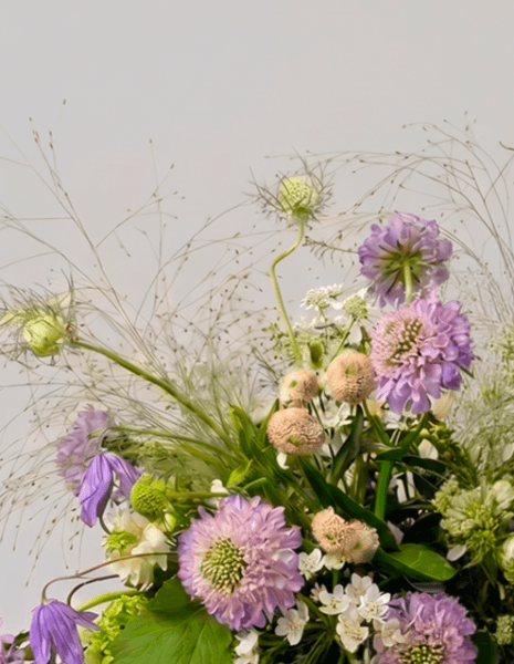 AMETISTA FLOWER BOX Viburno, scabiosa lilla, clematis e verdi leggeri