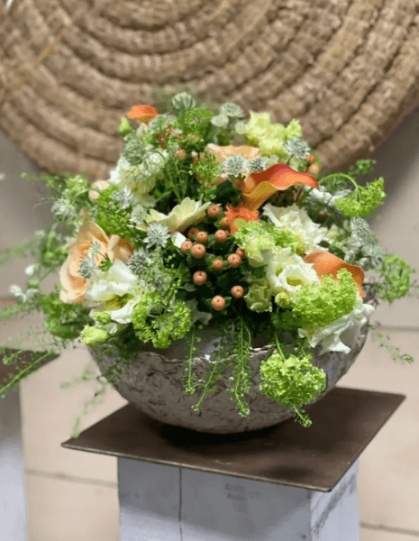 ECLISSI FLOWER BOX Viburno, lisianthus crema, calla arancio e astranzia bianca
