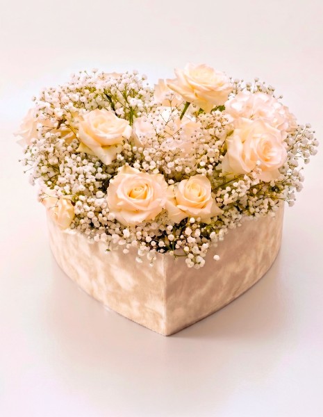 Flower box a cuore con rose bianche