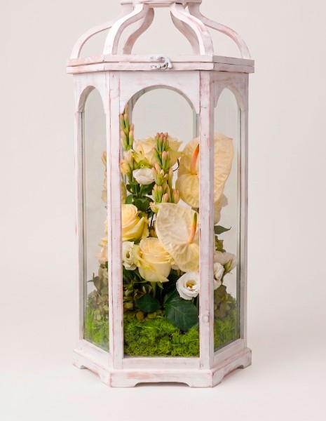 Flower box lanterna con fiori toni delicati