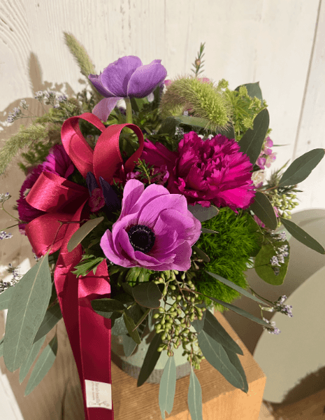 IBISCO FLOWER BOX Anemoni, garofani, limonium, Green Trick, setaria ed eucalipto
