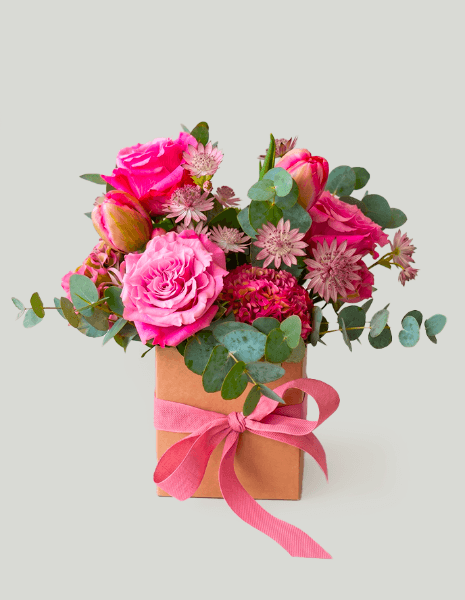 BERRY FLOWER BOX Fucsia-rosa con rose fucsia, tulipani fucsia e astrantia