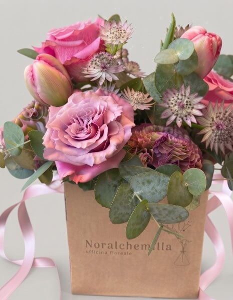 BERRY FLOWER BOX Fucsia-rosa con rose fucsia, tulipani fucsia e astrantia