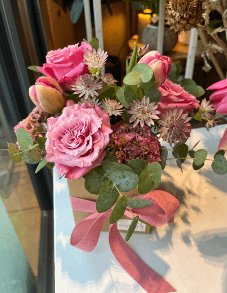 BERRY FLOWER BOX Fucsia-rosa con rose fucsia, tulipani fucsia e astrantia