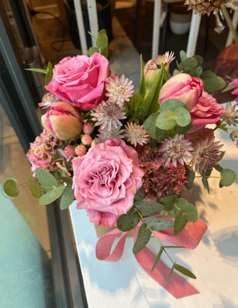 BERRY FLOWER BOX Fucsia-rosa con rose fucsia, tulipani fucsia e astrantia