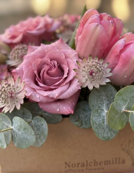 BERRY FLOWER BOX Fucsia-rosa con rose fucsia, tulipani fucsia e astrantia