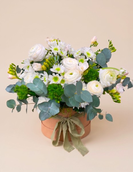 Flower box con ranuncoli bianchi