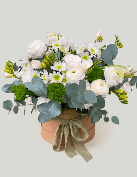 SMERALDO FLOWER BOX Ranuncoli bianchi, fresie bianche, Green Trick, margherite ed eucalipto