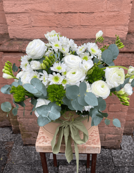 SMERALDO FLOWER BOX Ranuncoli bianchi, fresie bianche, Green Trick, margherite ed eucalipto