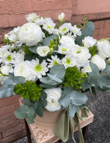 SMERALDO FLOWER BOX Ranuncoli bianchi, fresie bianche, Green Trick, margherite ed eucalipto
