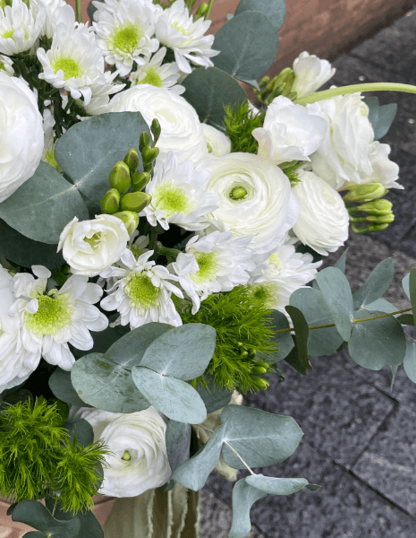SMERALDO FLOWER BOX Ranuncoli bianchi, fresie bianche, Green Trick, margherite ed eucalipto
