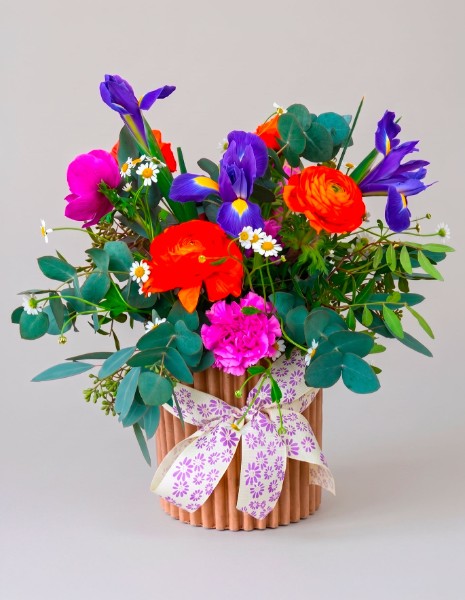 Flower box con iris e ranuncoli