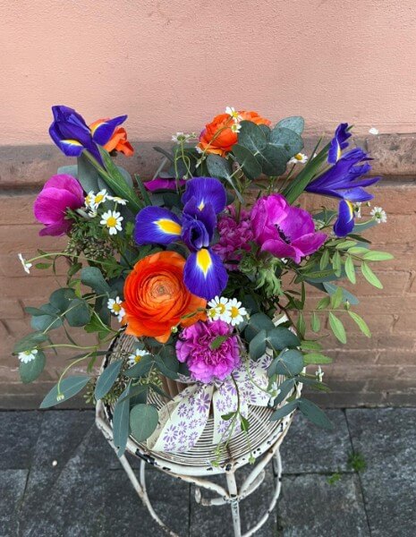IRIS FLOWER BOX Iris e viole, ranuncoli arancio, margherite, garofani, camomilla