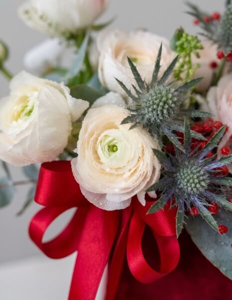 RED FLOWER BOX M - Ranuncoli rosa chiaro, gypsophila rossa, eryngium