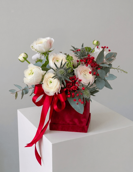 RED FLOWER BOX M - Ranuncoli rosa chiaro, gypsophila rossa, eryngium