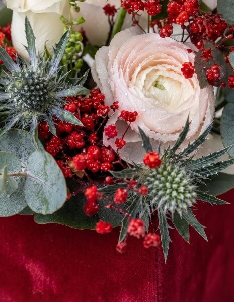 RED FLOWER BOX M - Ranuncoli rosa chiaro, gypsophila rossa, eryngium