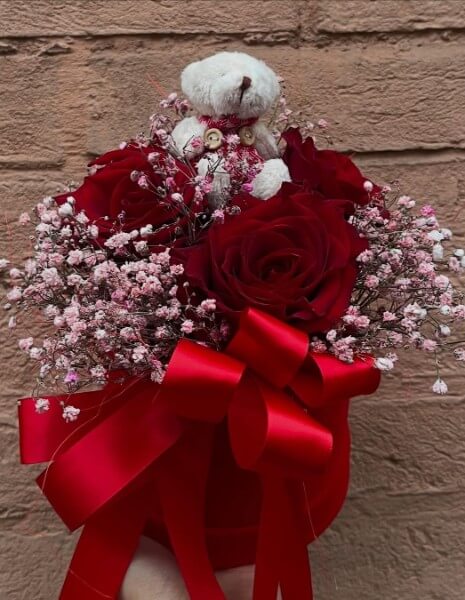 RUBY FLOWER BOX Rose rosse Explorer, gypsophila colorata e orsetto peluche