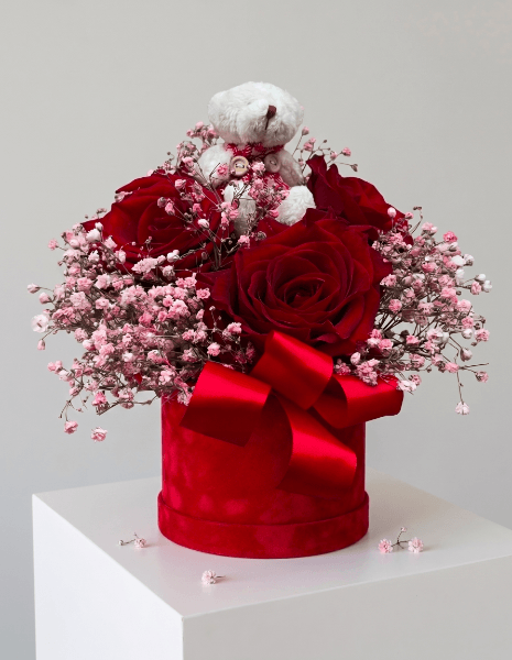 RUBY FLOWER BOX S - Rose rosse Explorer, gypsophila colorata e orsetto peluche