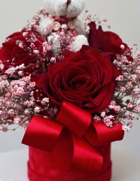RUBY FLOWER BOX S - Rose rosse Explorer, gypsophila colorata e orsetto peluche
