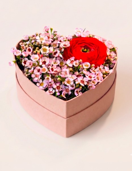 Flower box a cuore con rose rosa e rosse