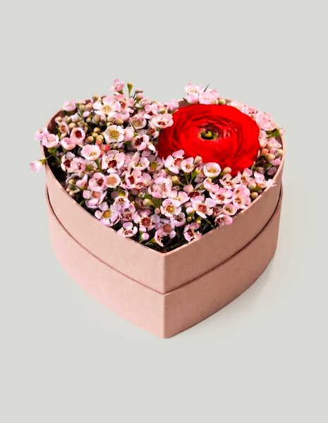 AURORA FLOW BOX Cuore in carta naturale con ranuncoli rossi, wax flower e chamelaucium