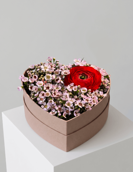 AURORA FLOW BOX S - Cuore in carta naturale con ranuncoli rossi, wax flower e chamelaucium