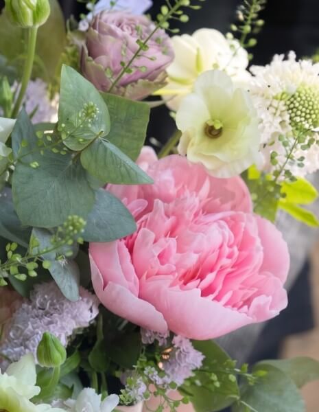 PEONIA FLOWER BOX Peonie, campanule, ranuncoli Butterfly, roselline ramificate