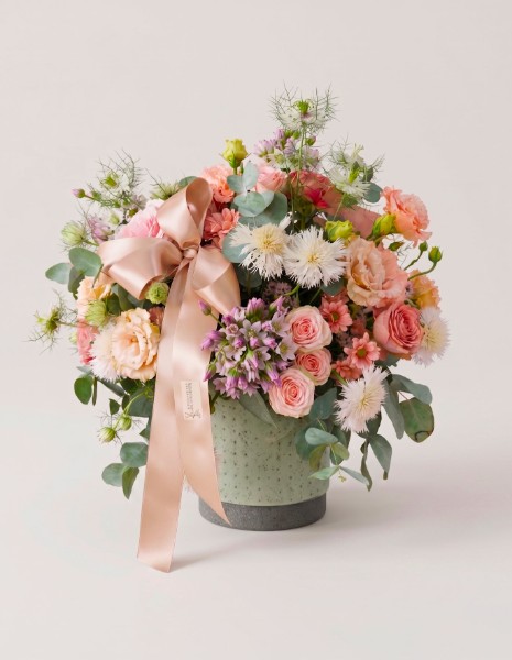 Flower box delicato nei toni bianco e rosa cipria