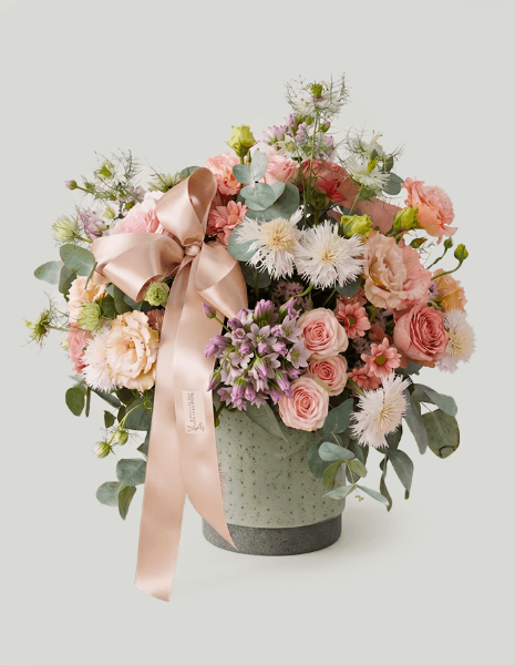 CIPRIA FLOWER BOX Rose, lisianthus, roselline ramificate, nigella, aglio ornamentale e margherite