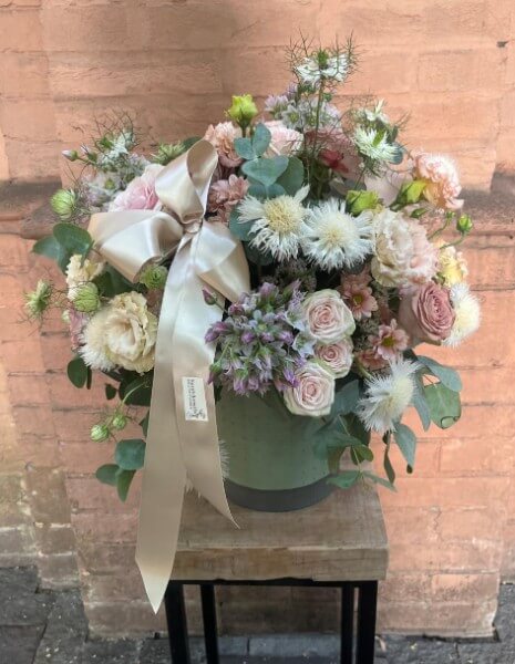 CIPRIA FLOWER BOX Rose, lisianthus, roselline ramificate, nigella, aglio ornamentale e margherite