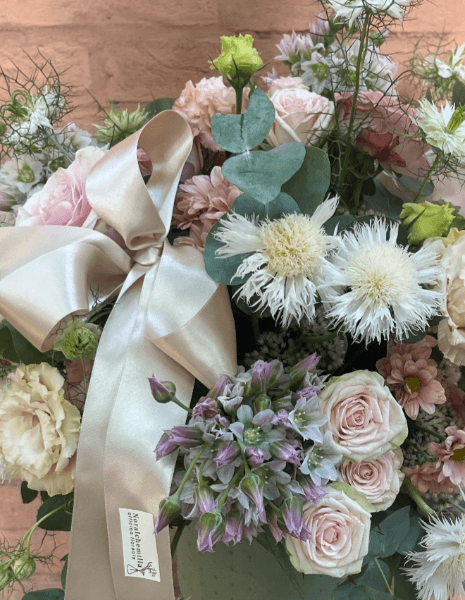 CIPRIA FLOWER BOX Rose, lisianthus, roselline ramificate, nigella, aglio ornamentale e margherite