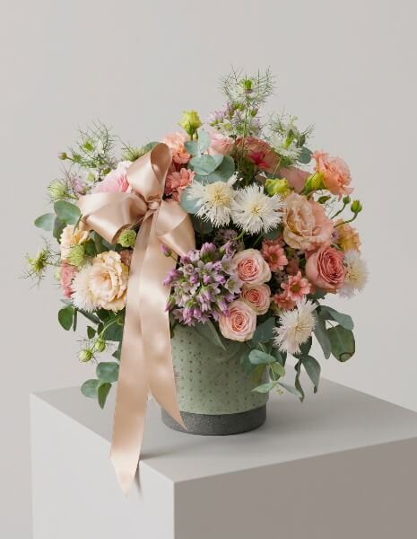 CIPRIA FLOWER BOX Rose, lisianthus, roselline ramificate, nigella, aglio ornamentale e margherite