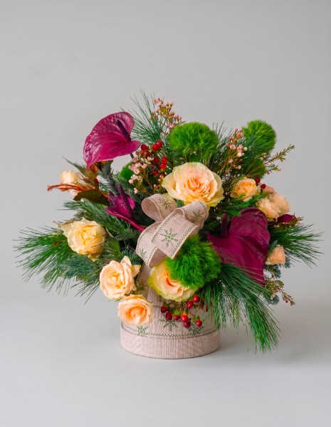Flower box invernale con pino e anthurium viola