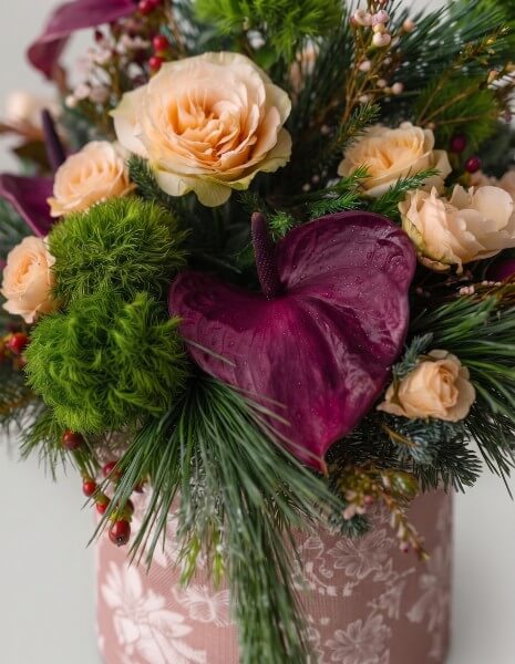 RIBES FLOWER BOX Pino strobus, anthurium viola, Green Trick, roselline crema