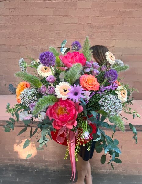 BLOOM FLOWER BOX Maxi peonie, gerbere, aglio ornamentale, roselline ramificate e mix di verdi