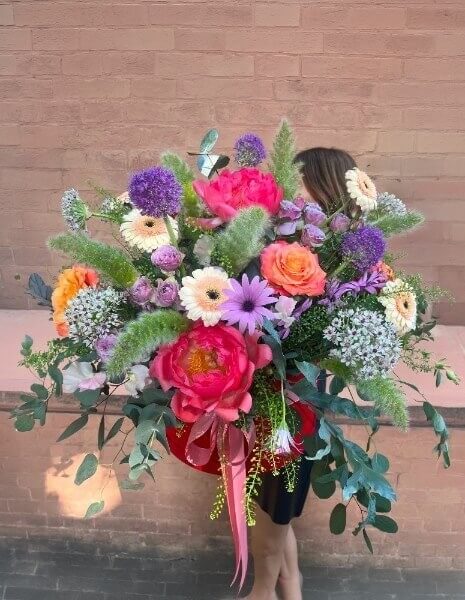 BLOOM FLOWER BOX XXL - peonie, gerbere, aglio ornamentale, roselline ramificate e mix di verdi