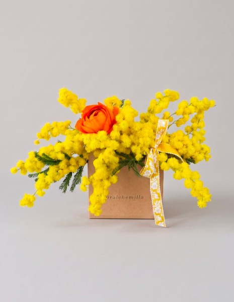 Flower box con mimosa e ranuncoli