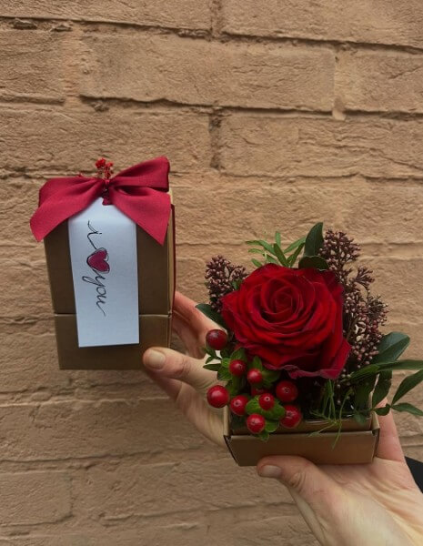 GRANATA FLOWER BOX Mini box cilindrica Havana con rosa rossa Explorer, skimmia e anthurium rosso